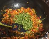 A picture of step 2 of Vegetable fried rice and shredded beef sauce.