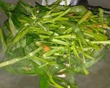 Foto langkah ke 3 dari resep Tumis Kangkung Saus Spagheti.