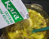 Gambar langkah 2 resipi Masak Lemak Ayam dan Cendawan.