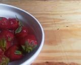 Foto langkah ke 1 dari resep Strawberry Milkshake.