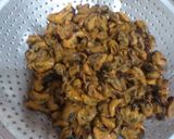 Foto langkah ke 1 dari resep Tumis kerang dan tahu.