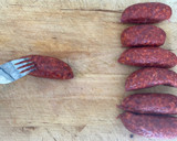 Foto del paso 8 de la receta: Chorizos con berenjenas en salsa de tomate casera