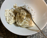Foto del paso 1 de la receta: Canapé de queso crema con nueces mermelada de caqui