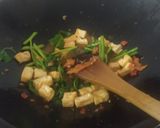 Foto langkah ke 4 dari resep Cah Kangkung Tahu Bumbu Terasi.
