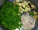 A picture of step 1 of Brinjal aur Palak saag.
