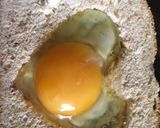 Foto del paso 4 de la receta: Huevo estrellado en pan