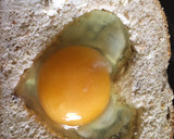 Foto del paso 4 de la receta: Huevo estrellado en pan