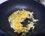 รูปขั้นตอนการทำที่ 2 ของ กุ้งผัดพริกเหลือง