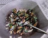 Foto langkah ke 2 dari resep Seafood Campur Bumbu Singapur.