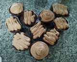 Foto del paso 5 de la receta: Cupcake de Chocolate amargo relleno de compota de naranjas y dec