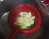 Foto del paso 12 de la receta Chuletas de cerdo adobadas con puré de papas, guisantes y salsa