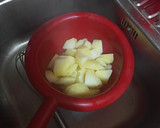 Foto del paso 12 de la receta: Chuletas de cerdo adobadas con puré de papas, guisantes y salsa