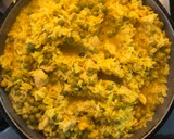 Foto del paso 5 de la receta: Arroz con condimento y pollo. Tipo paella y pa’ti 😜 rápido y fácil!