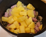 Foto del paso 3 de la receta: Patatas guisadas con salchichas frescas al curry