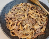 Foto del paso 3 de la receta: Ternera encebollada con champiñones