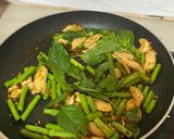 รูปขั้นตอนการทำที่ 3 ของ ถั่วฝักยาวผัดพริกแห้งใส่อกไก่