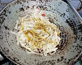 Foto langkah ke 5 dari resep Kwetiau Goreng Selada.