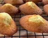 Foto del passaggio 5 della ricetta Madeleines Glassate al Cioccolato con il Cuore di Miele