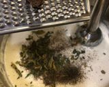 Szerecsendiós fokhagymakrémleves sajttócsnival recept fázis 2 fotója