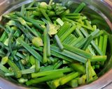 肉絲炒韭菜花的食譜步驟1照片