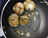 Hình bước làm 3 của món Hột Vịt Lộn Rang Me
