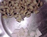 A picture of step 3 of Chawli in classic gravy.