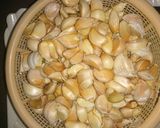 A picture of step 1 of Lehsan adrak ka paste.