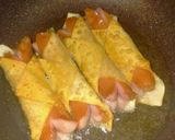 รูปขั้นตอนการทำที่ 3 ของ เกี๊ยวห่อฮอทดอกทอด (Fried dumplings wrapped in hot dogs)