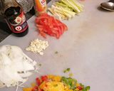 Une image de l'étape 1 de Yaki Udon au poulet sauté cacahuètes.