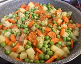 Une image de l'étape 3 de Petits pois et légumes de saison.