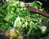 Foto langkah ke 5 dari resep Tumis kangkung terasi.