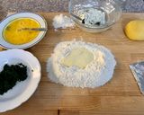 Foto del passaggio 1 della ricetta Ravioli colorati, ricotta e prezzemolo saltati burro e salvia, e tagliatelle tricolore al pomodoro