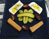Foto del paso 1 de la receta: Ventresca de atún con queso fresco, pepinillos y cherrys
