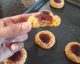 Foto langkah ke 6 dari resep Cranberry Cheese Tumbprint.