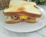 Foto langkah ke 8 dari resep Menu Sarapan - Roti isi Kornet dan Telur.