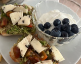 Foto del paso 3 de la receta Desayuno completo con tostada de aguacate y yogur con arándanos