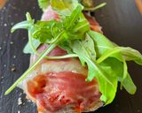 Foto del paso 2 de la receta: Focaccia de pan de centeno con brie, jamón Ibérico y rúcula 😜😜