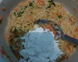 Foto langkah ke 3 dari resep Bola bola mie telur keju.