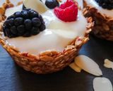 Foto del passaggio 4 della ricetta Cestini di avena con yogurt, frutti di bosco e mandorle