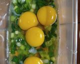 Foto langkah ke 1 dari resep Bekal Telur Dadar Bawang.