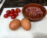 Foto del paso 1 de la receta: Tortilla de tomate cherry y taquitos de jamón