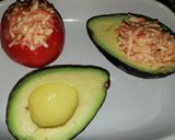 Une image de l'étape 1 de Avocat et tomate au râpé de surimi sauce cocktail.