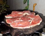 Foto del paso 11 de la receta: Churrasquitos a las 3 cebollas y a los 3 ajíes (en disco de arado o bifera)