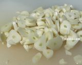 A picture of step 2 of Garlic Bean Sprouts with Fried Tofu Skins.