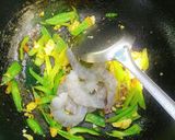 รูปขั้นตอนการทำที่ 2 ของ ข้าวผัดพริกกุ้งสด