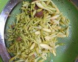 Foto langkah ke 3 dari resep Bunga pepaya oseng teri.