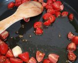 A picture of step 1 of Spaghetti con gamberi e pomodorini.