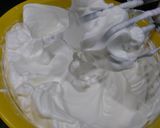 Hình bước làm 2 của món Bánh Chiffon cơ bản mix nho khô