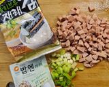 Foto langkah ke 2 dari resep Nasi goreng ala korea menu anak.