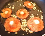 Foto del paso 1 de la receta: Rovellons con espinacas, a la catalana